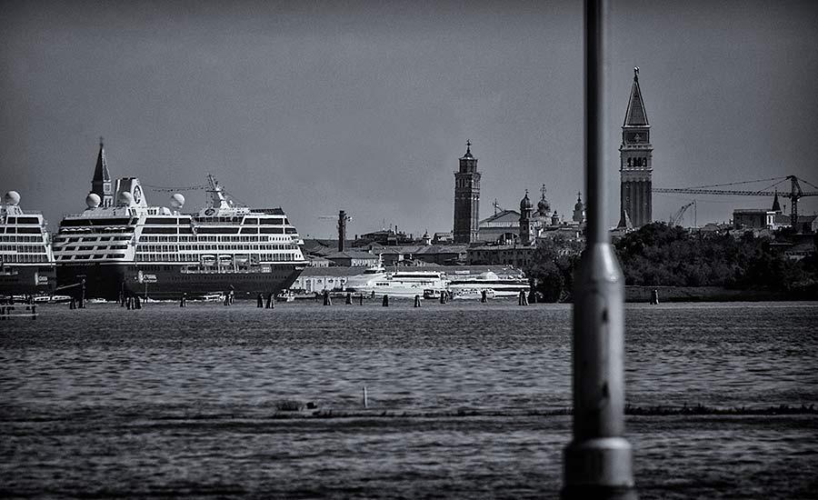 Roe & Magri, having visited just to measure and fit their narrative, claim the distance between that lamppost and the tower of St Mark’s is 5 miles. It’s 3.8.